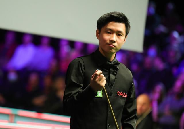 “劳塔罗比哈兰德更全面，他更像是一名中锋，他的头球能力很强，左右脚能力均衡，知道如何在禁区外发挥作用，真的非常全面，也是球队的保证。